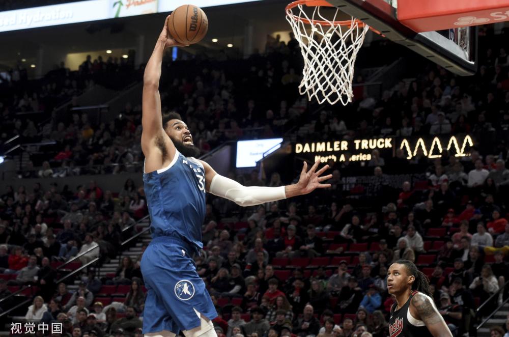 恩比德饱受 恩比德饱受